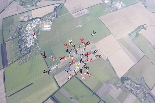 Дніпропетровські парашутисти за хвилину встановили новий рекорд України - фото 2
