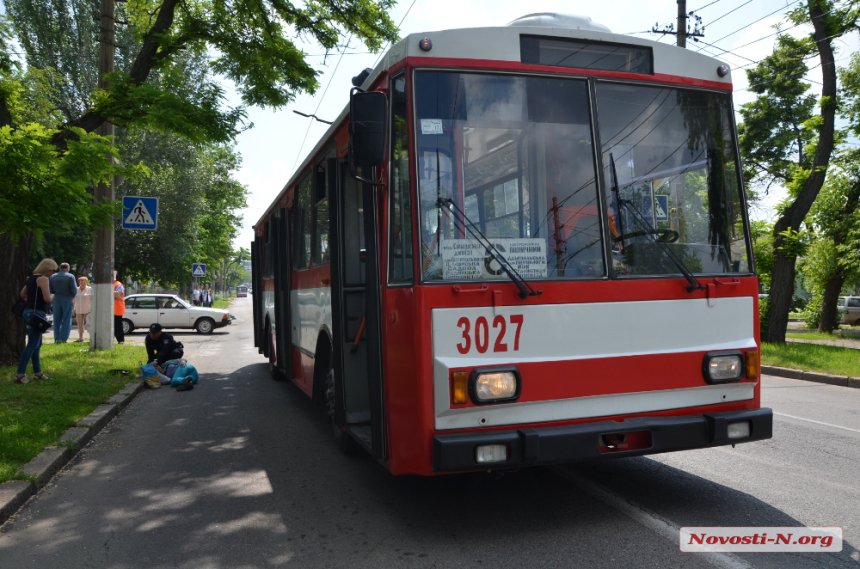 У центрі Миколаєва тролейбус збив дівчину на "зебрі" (ФОТО, ВІДЕО)
