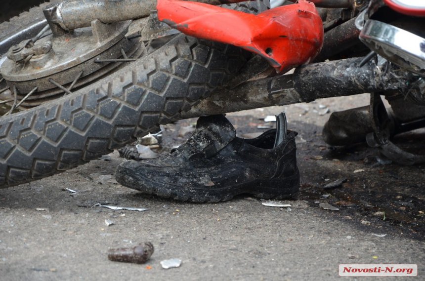 У потрійній ДТП в Миколаєві розтрощило мотоцикл: водій в лікарні