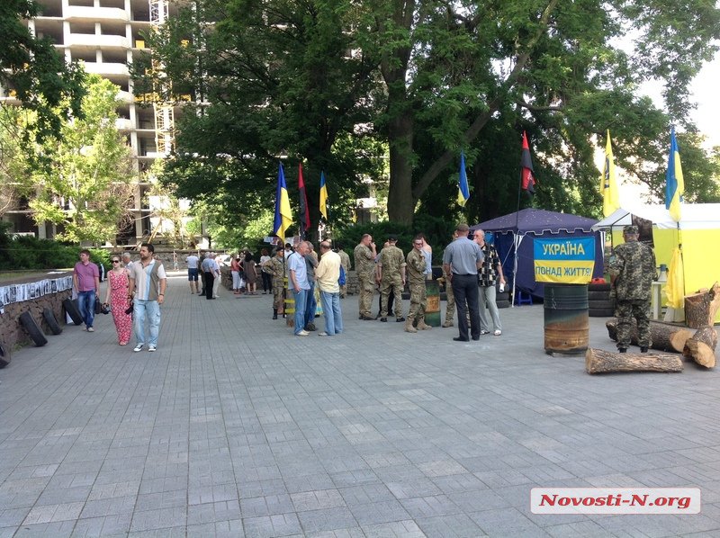 У Миколаєві під стінами ОДА повісили "корупційне" опудало - фото 2