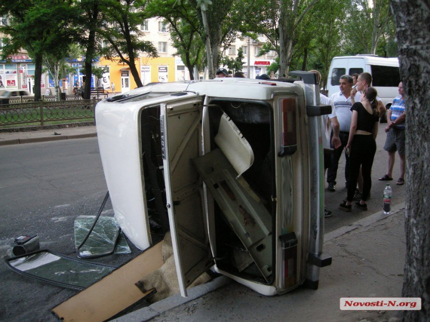 ДТП у Миколаєві: Одна машина знесла огорожу, інша завалилася на бік