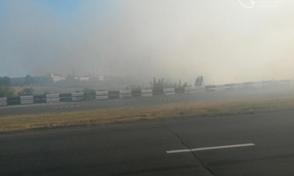 У Маріуполі на під'їзді до аеропорту виникла пожежа (ФОТО) - фото 3