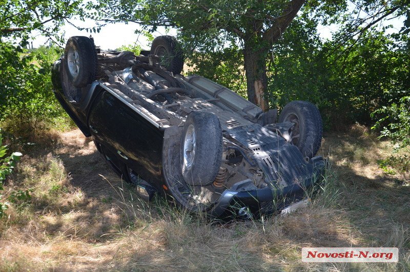 На Миколаївщині двигун машини "влетів" у пікап: авто перевернулося