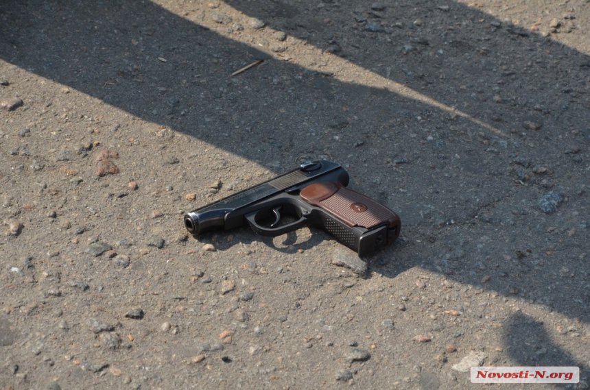 У центрі Миколаєві чоловік направив пістолет на двох дівчат