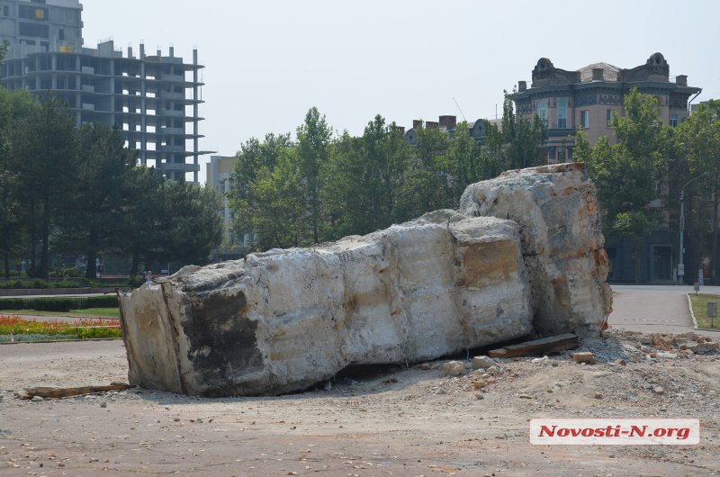 З головною площі Миколаєва прибрали постамент Леніну