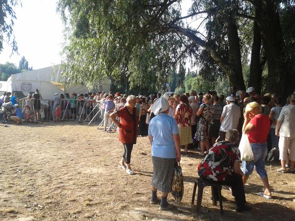 У Чернігові у "день тиші" люди Корбана вишикували жінок в кілометрові черги за трояндами - фото 2 У Чернігові у "день тиші" люди Корбана вишикували жінок в кілометрові черги за трояндами - фото 2