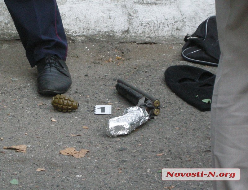 У Миколаєві чоловік з гранатою поранив патрульних поліцейських