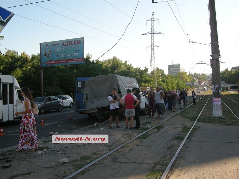 У Миколаєві машина влетіла у зупинку: дивом ніхто не постраждав
