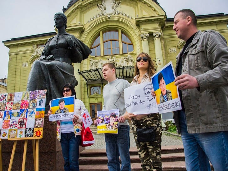 Чернівчанки подарували Надії Савченко "Квітку Надії" - фото 1