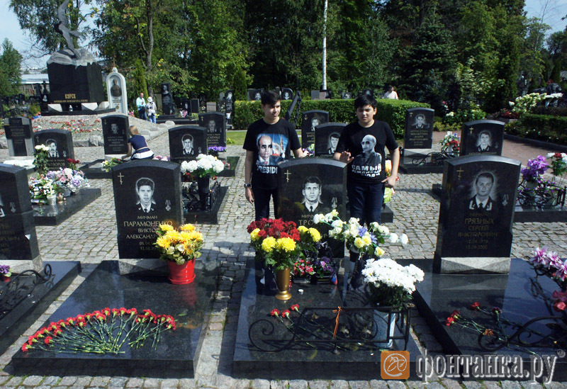 "Она утонула": Сини підводника з "Курська" прийшли вшанувати батька у футболках з Путіним - фото 1