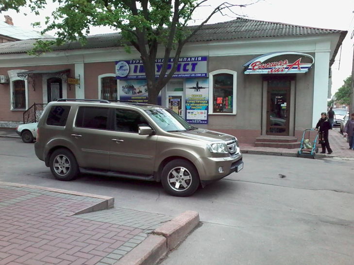 Кіровоградський "крутелик" припаркувався посеред перехрестя - фото 2