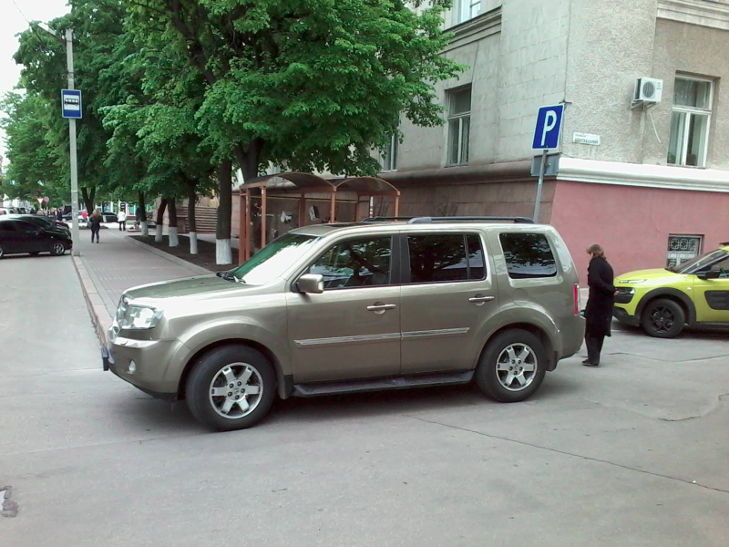 Кіровоградський "крутелик" припаркувався посеред перехрестя - фото 1