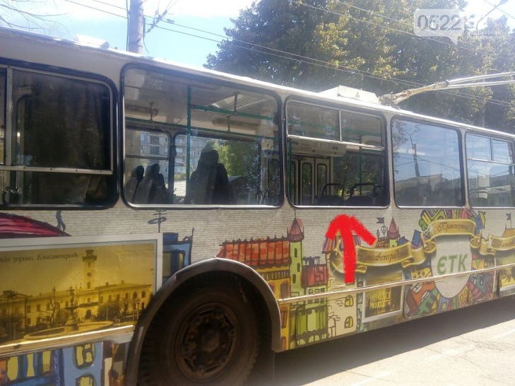 У Кропивницькому обстріляли тролейбус - фото 1
