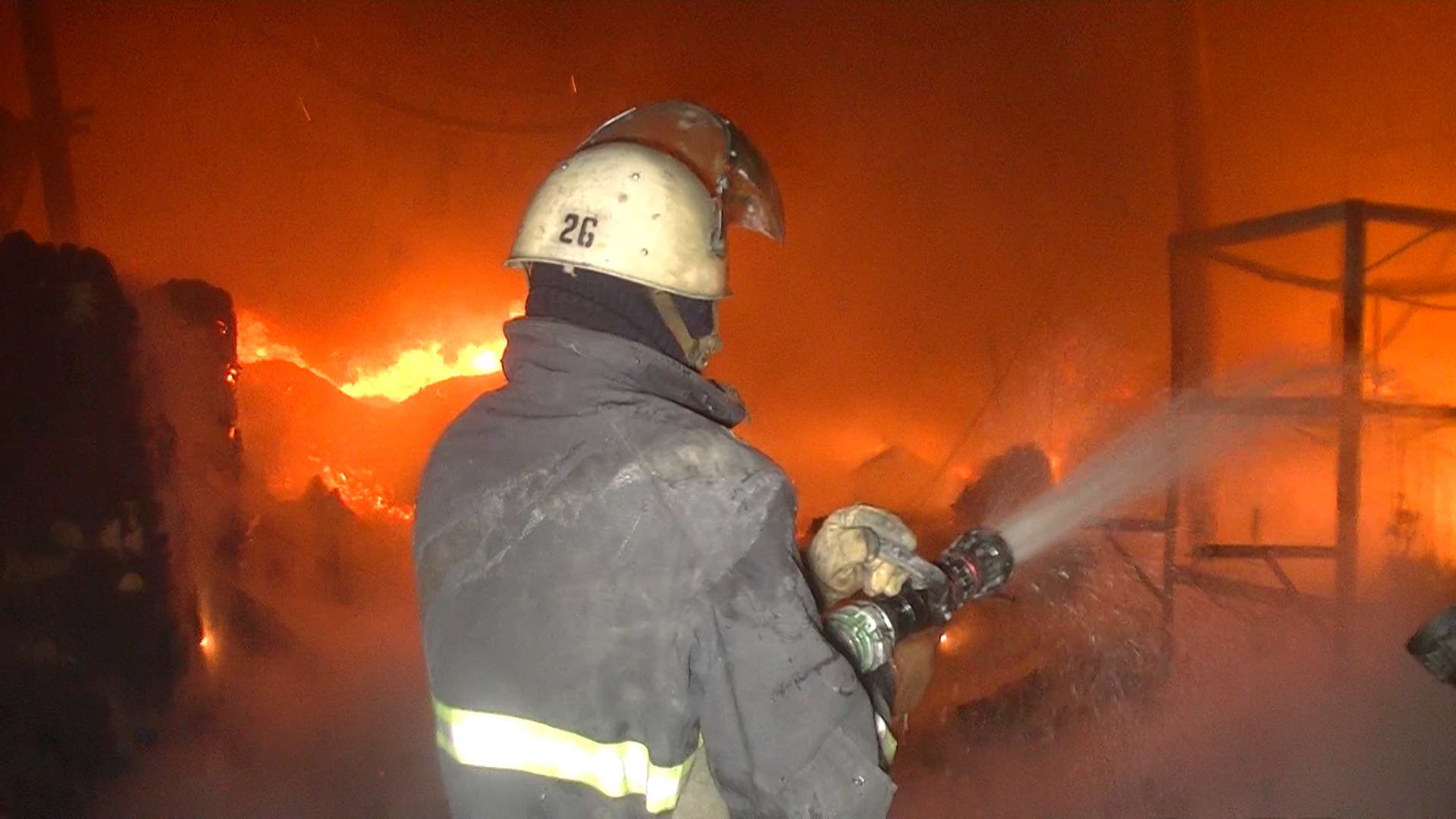 Рятувальники показали, як гасили склад комбікорму в Харкові - фото 1