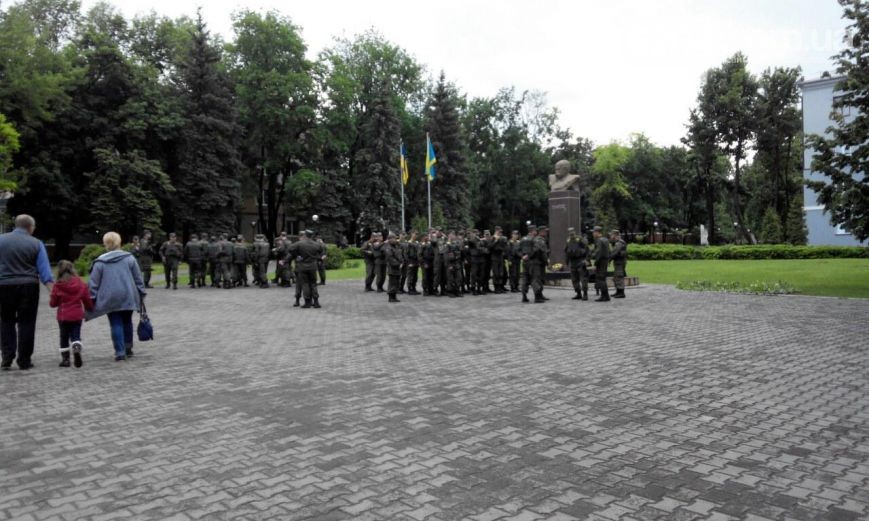 В очікуванні президента центр Краматорська оточила військова техніка  - фото 1
