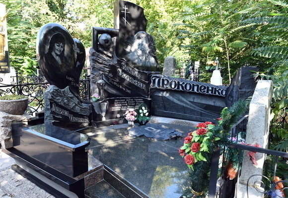 Луческу поклав квіти до могили легендарного наставника "Шахтаря" - фото 1
