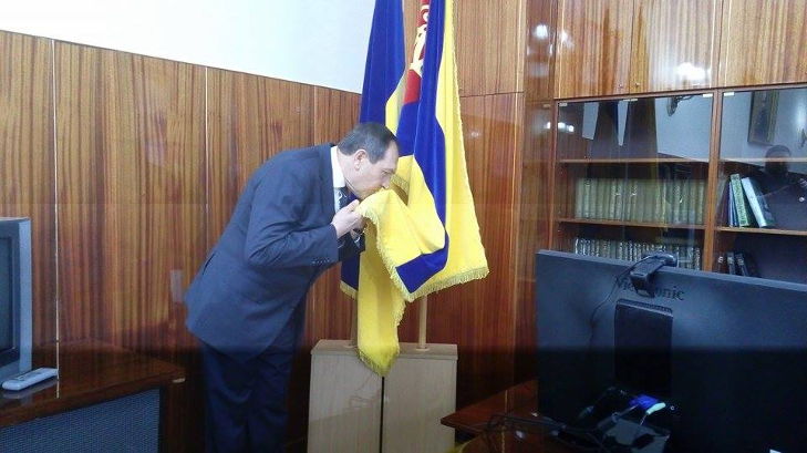 Мер Кіровограда поцілував прапор міста - фото 2