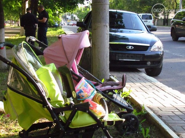 У Маріуполі автівка на тротуарі збила жінок з двома дітьми у візочках (ФОТО) - фото 1