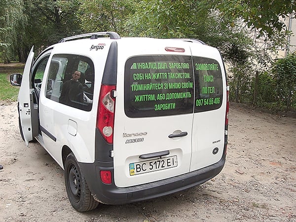 У Львові одним із найбільш затребуваних таксистів став хворий на ДЦП переселенець з Макіївки - фото 1