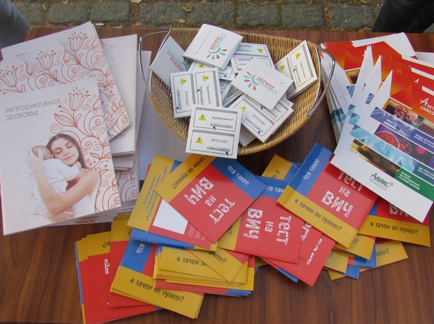 Полтавцям у центрі міста роздали півтисячі презервативів  - фото 1