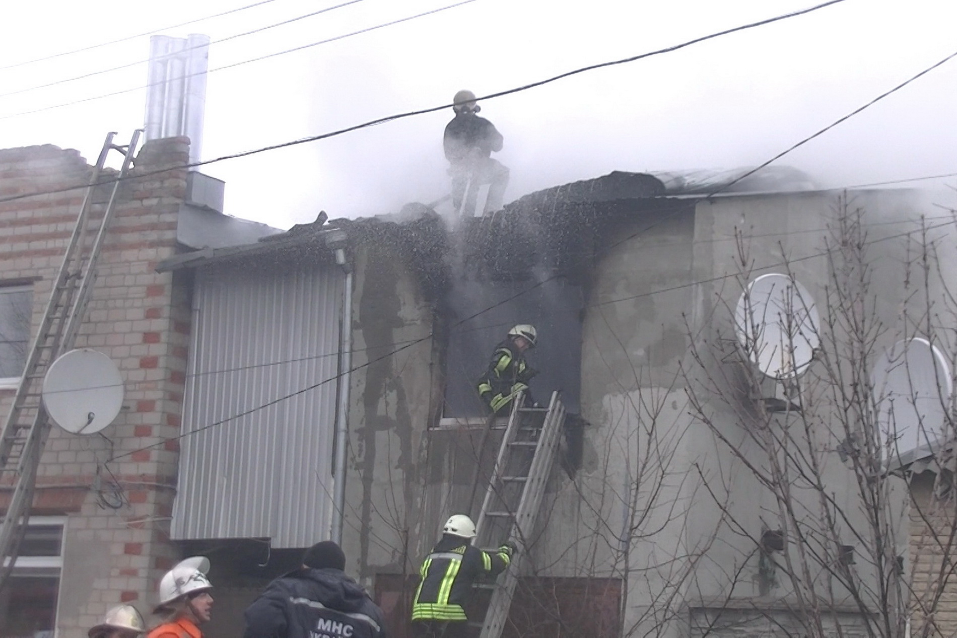 У Харкові майже три години гасили пожежу на приватній території - фото 1