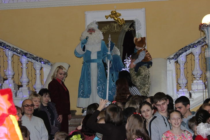 У кіровоградській філармонії відкрили новорічну ялинку - фото 2
