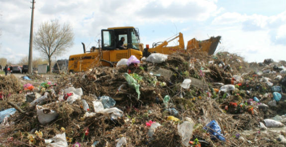 З Берковецького кладовища вивезли тони сміття (ФОТО) - фото 2