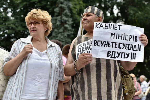 Рух на Грушевського перекрито: Біля Кабміну мітингують 200 активістів (ФОТО) - фото 5