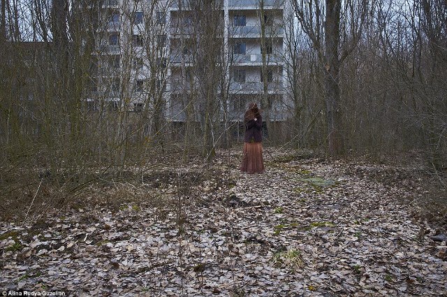 Дівчина після евакуації повернулася до Чорнобиля, щоб зробити моторошні фото - фото 1