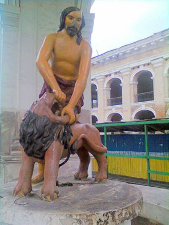 Вандали вкотре пошкодили скульптуру Самсона на Подолі - фото 1