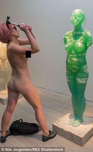 Абсолютно гола українка розтрощила скульптури у Лондоні (ФОТО, 18+) - фото 3