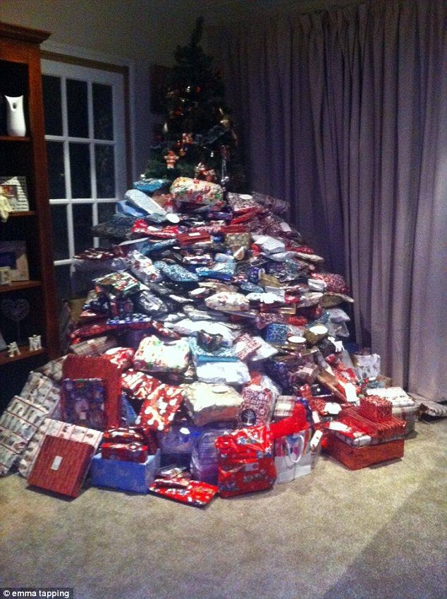 Багатодітна мати витратила €2 тис. на різдвяні подарунки, щоб похизуватися ними - фото 1