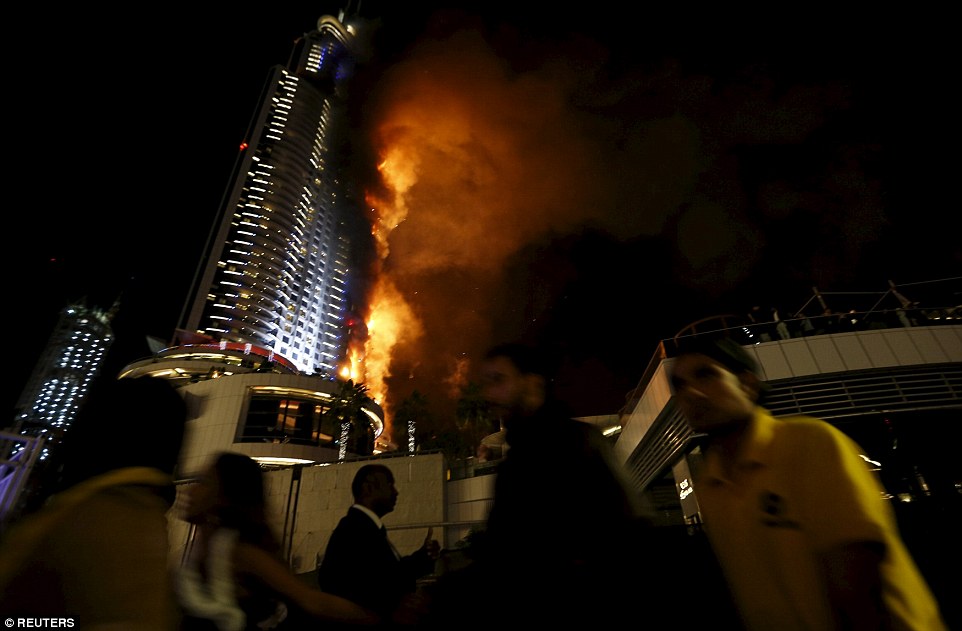 Як у новорічну ніч палав готель-хмарочос у Дубаї - фото 4