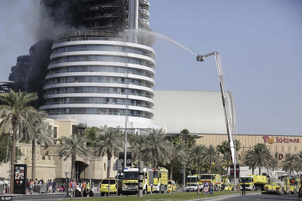 Як у новорічну ніч палав готель-хмарочос у Дубаї - фото 5