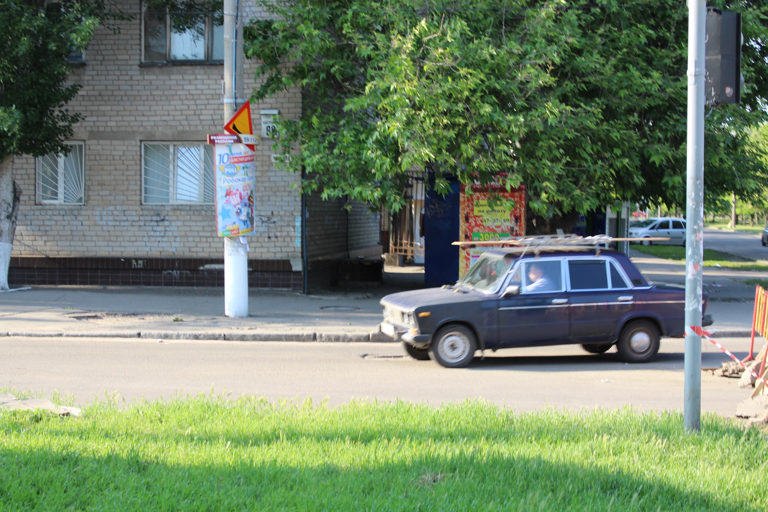 У Миколаєві маршрутки об'їжджають перериту дорогу тротуаром