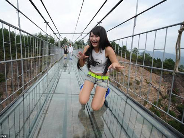 Над прірвою по склу, або прогулянки прозорим мостом на двохсотметровій висоті (ФОТО ВІДЕО) - фото 2