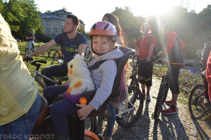 В Ужгороді тисяча велосипедистів доводили, що місто для них - фото 3