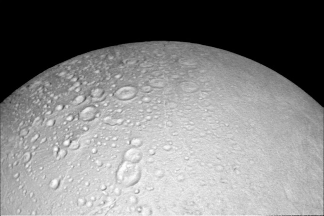 NASA опублікувало кадри північного полюса супутника Сатурна - фото 1