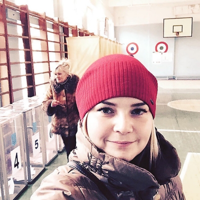 В Миколаєві люди голосують та роблять селфі, щоб безкоштовно поїсти  - фото 4