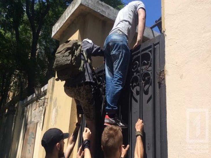 В Одесі активісти зламали ворота в Літній театр в Міському саду - фото 2