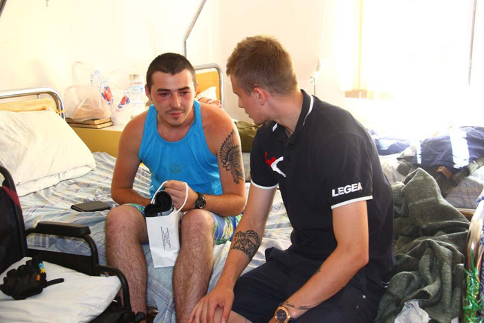 Гравці та тренери "Чорноморця" відвідали поранених бійців АТО - фото 4