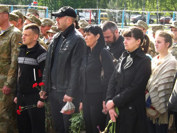 Всі стояли на колінах: у Бердичеві прощалися із загиблим під Авдіївкою воїном (ФОТО) - фото 5