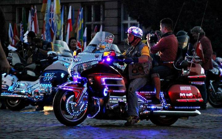 В Ужгороді більше сотні байкерів влаштували світлове шоу - фото 3
