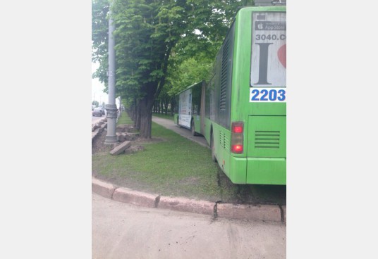 ДТП у Харкові: тролейбус опинився на тротуарі  - фото 3