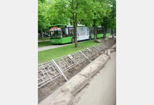 ДТП у Харкові: тролейбус опинився на тротуарі  - фото 2
