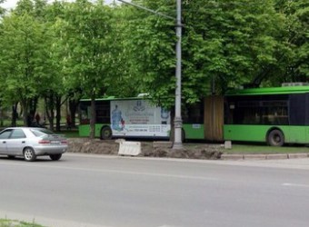 ДТП у Харкові: тролейбус опинився на тротуарі  - фото 1