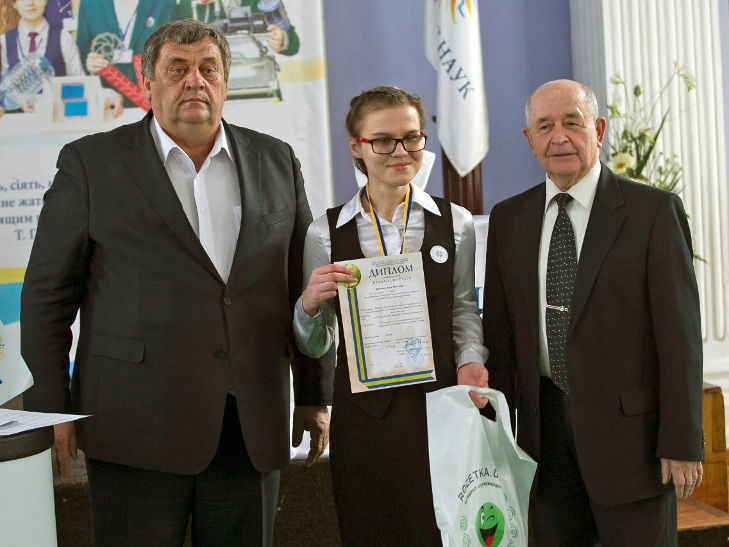 Школярка з Кіровоградщини отримала нагороду від Турчинова - фото 1