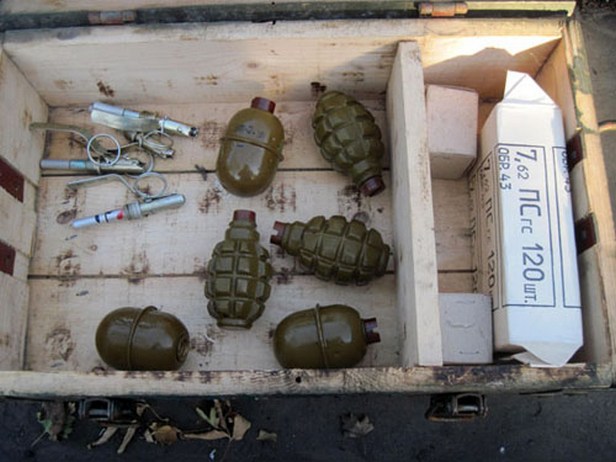 На Донеччині у покинутому будинку знайшли черговий схрон боєприпасів - фото 3