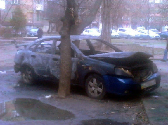 У Києві вночі невідомі підпалили автівку  - фото 1