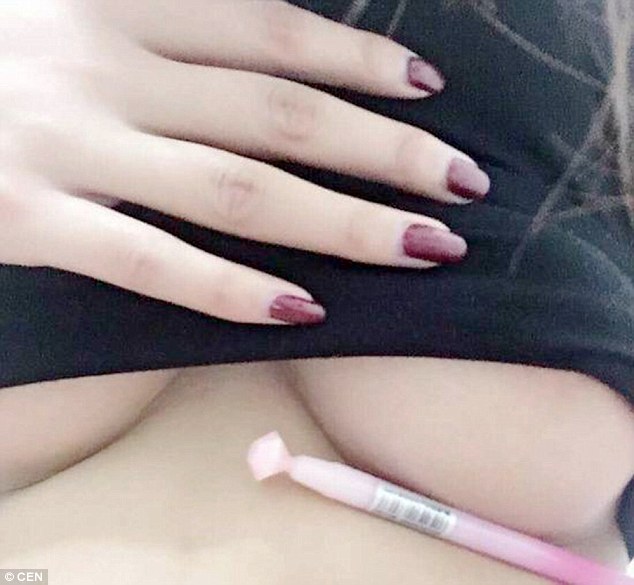 Як у соцмережі дівчата хизуються пружністю грудей (ФОТО 18+) - фото 4 Як у соцмережі дівчата хизуються пружністю грудей (ФОТО 18+) - фото 4